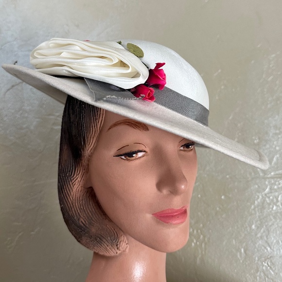 ADORABLE VINTAGE WINTER WHITE FELT AND FABRIC WIDE BRIM HAT WITH FABRIC FLOWERS